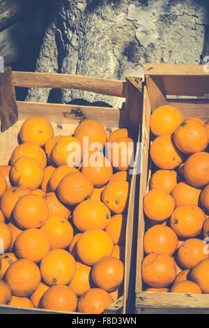 Frische Orangen in Holzkiste. Stockfoto