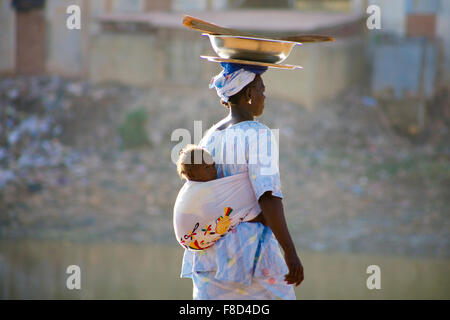 Frau, die ein Baby in Mopti Stockfoto