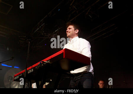 Edinburgh, UK. 8. Dezember. SCOUTING FOR GIRLS führt auf der Bühne in der flüssigen Zimmer Edinburgh. Roy Stride. Pako Mera/Alamy Live-Nachrichten. Stockfoto