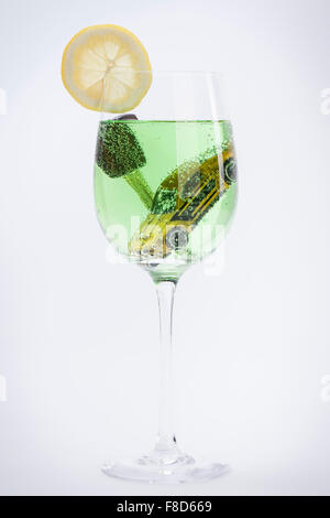 Glas Alkohol mit einem Schlüssel und ein Auto Bild darin versinken Stockfoto