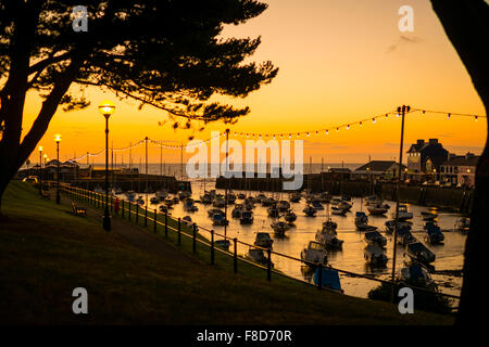 Goldene Stunde: Boote und Yachten in Aberaeron Hafen Marina bei Ebbe bei Sonnenuntergang an einem warmen August Abend, Cardigan Bay, Ceredigion, Wales UK Stockfoto