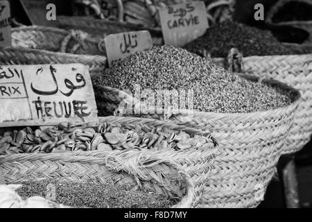 Schöne lebendige orientalischen Markt mit Körben voll mit verschiedenen Gewürzen Stockfoto