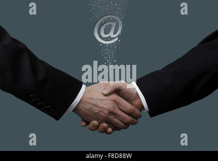 Studioaufnahme von einem Unternehmer Hände schütteln mit @ Symbol Stockfoto