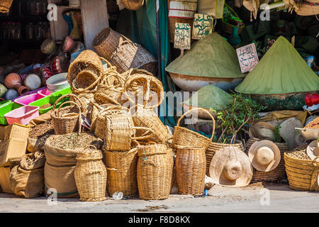 Schöne lebendige orientalischen Markt mit Körben voll mit verschiedenen Gewürzen Stockfoto