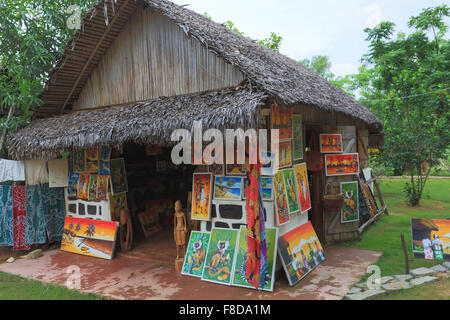 Kunst und Kleidung zum Verkauf an ein Strohdach-Hütte auf Nosy Komba Plongee, einer Insel vor der Nordküste von Madagaskar. Stockfoto