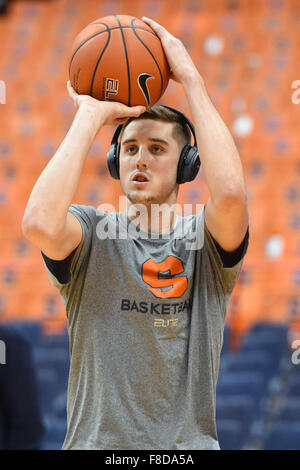 Syracuse, New York, USA. 8. Dezember 2015. Syracuse Orange forward Tyler Lydon (20) erwärmt sich vor eine NCAA Basketball-Spiel gegen die Colgate Raiders auf Dienstag, 8. Dezember 2015, bei der Carrier Dome in Syracuse, New York. Rich Barnes/CSM/Alamy Live-Nachrichten Stockfoto