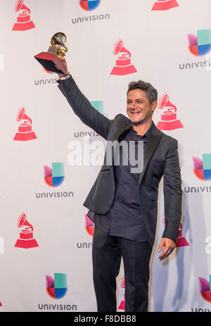 Sänger Alejandro Sanz Posen im Presseraum während der 16. Annual Latin GRAMMY Awards in Las Vegas Stockfoto