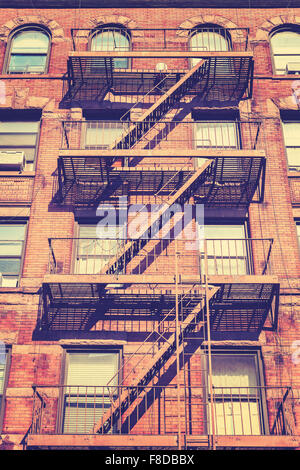 Vintage-Stil Foto von New York Gebäude mit Feuerleiter Leitern, USA. Stockfoto