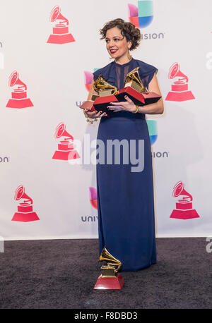 Natalia Lafourcade Gewinner des Lied des Jahres Posen im Presseraum während der 16. Annual Latin GRAMMY Awards in Las Vegas Stockfoto