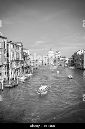 Venedig, Italien - 29. Juni 2015: Canal Grande schwarz / weiß-Landschaft mit Santa Maria della Salute im Hintergrund, Venedig, Ital Stockfoto