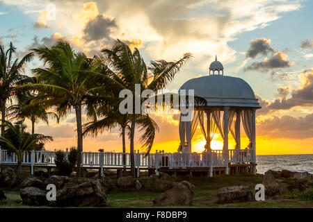 Hochzeitspavillon am Strand von Varadero mit Sonnenuntergang im Paradisus Varadero Resort SPA Resort, romantisch, Romantik, Palmen, Stockfoto