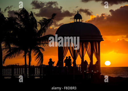 Hochzeitspavillon am Strand von Varadero mit Sonnenuntergang im Paradisus Varadero Resort SPA Resort, romantisch, Romantik, Palmen, Stockfoto