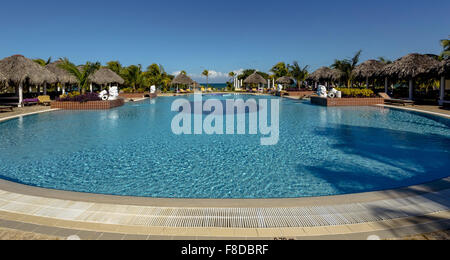 Pool in einem Resort in Kuba, Varadero, Varadero Hotel Paradisus Varadero Resort SPA, blauer Himmel, Palm trees Urlaub, blaues Wasser, Stockfoto