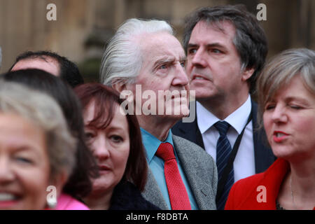 London, UK. 8. Dezember 2015. Dennis Skinner, Arbeits-Wartungstafel für Bolsover, außerhalb des Parlaments, Jim McMahon MP, Gewinner der Oldham West und richyrich Nachwahl zum Parlament begrüßen zu dürfen. Bildnachweis: Mark Kerrison/Alamy Live-Nachrichten Stockfoto