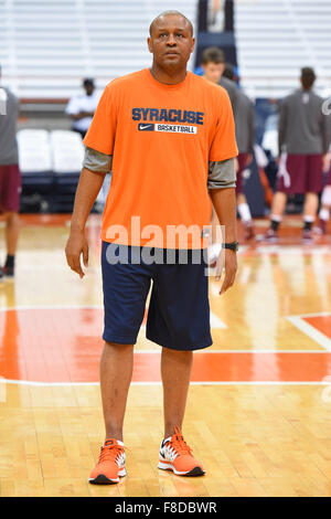 Syracuse, New York, USA. 8. Dezember 2015. Syracuse Orange-Co-Trainer Adrian Autry blickt auf vor einem NCAA Basketball-Spiel gegen die Colgate Raiders auf Dienstag, 8. Dezember 2015, bei der Carrier Dome in Syracuse, New York. Rich Barnes/CSM/Alamy Live-Nachrichten Stockfoto