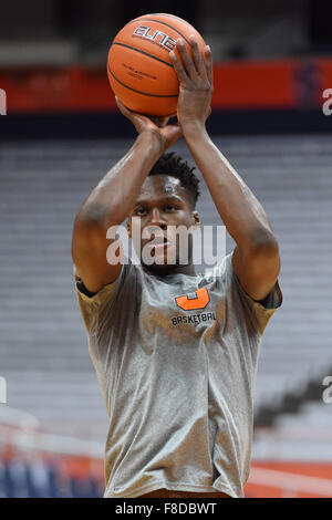 Syracuse, New York, USA. 8. Dezember 2015. Syracuse Orange forward Tyler Roberson (21) erwärmt sich vor eine NCAA Basketball-Spiel gegen die Colgate Raiders auf Dienstag, 8. Dezember 2015, bei der Carrier Dome in Syracuse, New York. Rich Barnes/CSM/Alamy Live-Nachrichten Stockfoto