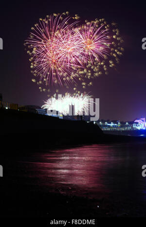 Golowan Festival Feuerwerk über Promenade Penzance, Cornwall, England, UK. Stockfoto