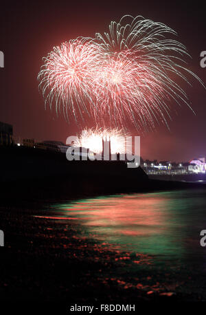 Golowan Festival Feuerwerk über Promenade Penzance, Cornwall, England, UK. Stockfoto