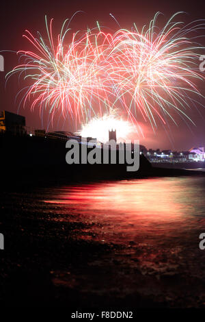 Golowan Festival Feuerwerk über Promenade Penzance, Cornwall, England, UK. Stockfoto