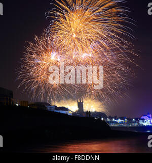 Feuerwerk über dem Penzance Promenade, Cornwall, England, UK. Stockfoto