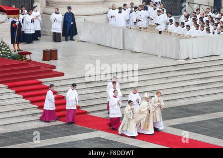 Vatikanstadt, Vatikan. 8. Dezember 2015. Papst Francis eröffnet das Jubiläum der Barmherzigkeit in der Petersplatz mit Tausenden von Gläubigen angesichts offiziell. Bildnachweis: Davide Fracassi/Pacific Press/Alamy Live-Nachrichten Stockfoto