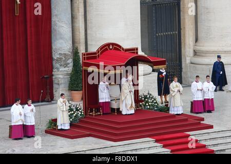 Vatikanstadt, Vatikan. 8. Dezember 2015. Papst Francis eröffnet das Jubiläum der Barmherzigkeit in der Petersplatz mit Tausenden von Gläubigen angesichts offiziell. Bildnachweis: Davide Fracassi/Pacific Press/Alamy Live-Nachrichten Stockfoto