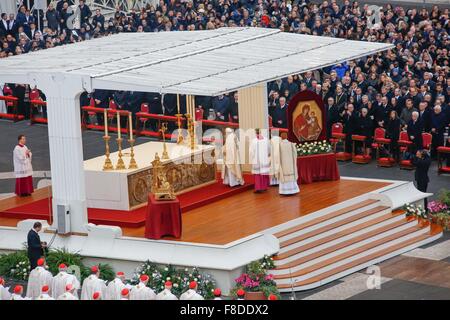 Vatikanstadt, Vatikan. 8. Dezember 2015. Papst Francis eröffnet das Jubiläum der Barmherzigkeit in der Petersplatz mit Tausenden von Gläubigen angesichts offiziell. Bildnachweis: Davide Fracassi/Pacific Press/Alamy Live-Nachrichten Stockfoto