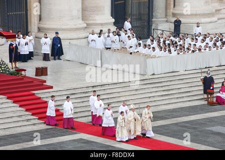 Vatikanstadt, Vatikan. 8. Dezember 2015. Papst Francis eröffnet das Jubiläum der Barmherzigkeit in der Petersplatz mit Tausenden von Gläubigen angesichts offiziell. Bildnachweis: Davide Fracassi/Pacific Press/Alamy Live-Nachrichten Stockfoto