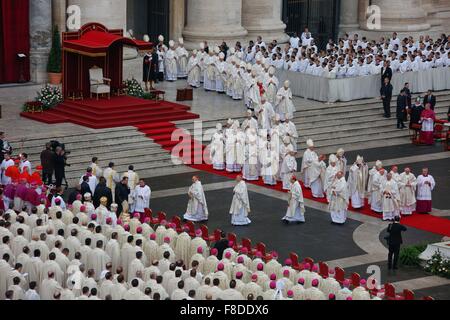 Vatikanstadt, Vatikan. 8. Dezember 2015. Papst Francis eröffnet das Jubiläum der Barmherzigkeit in der Petersplatz mit Tausenden von Gläubigen angesichts offiziell. Bildnachweis: Davide Fracassi/Pacific Press/Alamy Live-Nachrichten Stockfoto