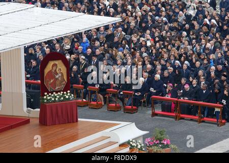 Vatikanstadt, Vatikan. 8. Dezember 2015. Tausende Gläubige nahmen an der Eröffnung des Jubiläums der Barmherzigkeit auf dem Petersplatz von Papst Francis. Bildnachweis: Davide Fracassi/Pacific Press/Alamy Live-Nachrichten Stockfoto