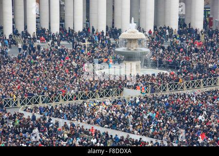 Vatikanstadt, Vatikan. 8. Dezember 2015. Tausende Gläubige nahmen an der Eröffnung des Jubiläums der Barmherzigkeit auf dem Petersplatz von Papst Francis. Bildnachweis: Davide Fracassi/Pacific Press/Alamy Live-Nachrichten Stockfoto