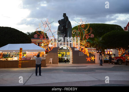 Denkmal für die 3 Könige. Leichte Weihnachtsdekoration an der Plaza von Juana Diaz, Puerto Rico. Karibik-Insel. Territorium der USA. Stockfoto