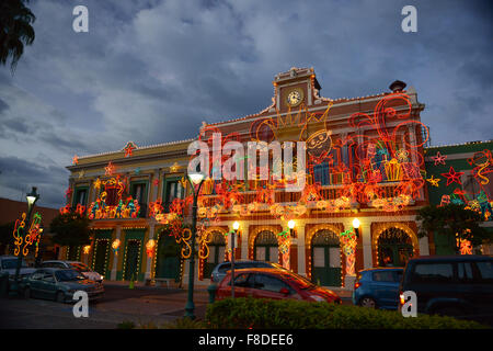 Rathaus leichte Weihnachtsdekoration an der Plaza von Juana Diaz, Puerto Rico. Karibik-Insel. Territorium der USA. Stockfoto