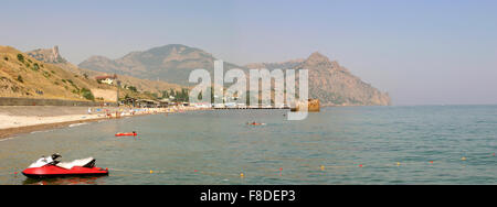 Panorama von Crimea Strandleben im Sommer Stockfoto