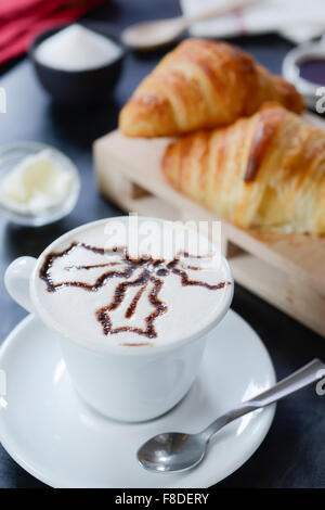 Cappuccino Decorato e croissant Stockfoto