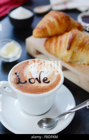 Cappuccino Decorato e croissant Stockfoto