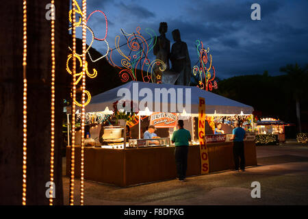 Lebensmittel-Anbieter auf das Weihnachtsfest an der Plaza von Juana Diaz, Puerto Rico. Karibik-Insel. Territorium der USA. Stockfoto
