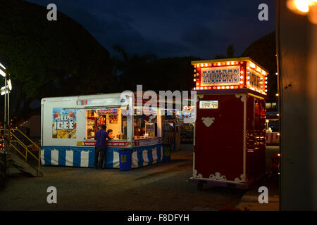 Tickets und Lebensmittel-Anbieter auf das Weihnachtsfest an der Plaza von Juana Diaz, Puerto Rico. Karibik-Insel. Territorium der USA. Stockfoto