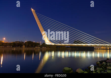 Brücke der Alamillo im Fluss Guadalquivir. Sevilla, Andalusien, Spanien. Stockfoto