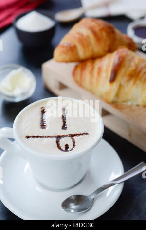 Cappuccino Decorato e croissant Stockfoto