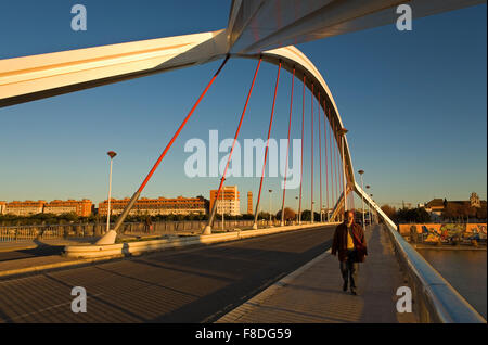 Der Fluss Guadalquivir. Brücke von La Barqueta. Sevilla, Andalusien, Spanien. Stockfoto