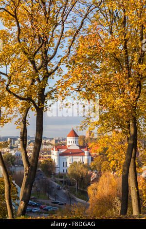 Blick auf die Kathedrale von Theotokos, Vilnius, die größte orthodoxe Kirche in Litauen mit Bäumen in herbstlichen Farben an einem sonnigen Tag Stockfoto