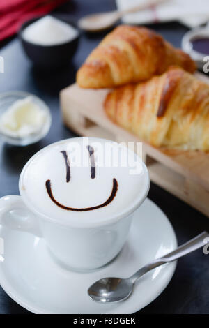 Cappuccino Decorato e croissant Stockfoto