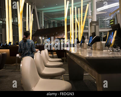 Toronto International Airport Terminal 1 Abflugslounge Food-Court; moderne und mit Tablets und iPads verbundene Esstische Stockfoto