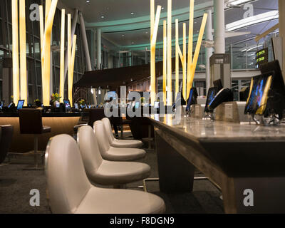 Toronto International Airport Terminal 1 Abflugslounge Food-Court; moderne und mit Tablets und iPads verbundene Esstische Stockfoto