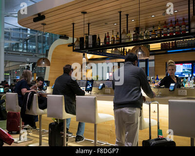 Toronto International Airport Terminal 1 Abflugslounge Food-Court; moderne und mit Tablets und iPads verbundene Esstische Stockfoto