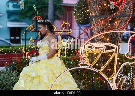 Puertorican (Hispanic) Quinceanera posiert in der Plaza Juana Diaz, Puerto Rico. Karibik-Insel. Territorium der USA. Stockfoto