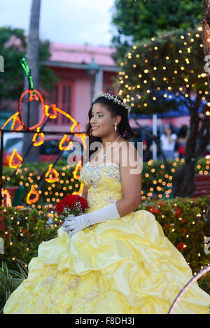 Puertorican (Hispanic) Quinceanera posiert in der Plaza Juana Diaz, Puerto Rico. Karibik-Insel. Territorium der USA. Stockfoto