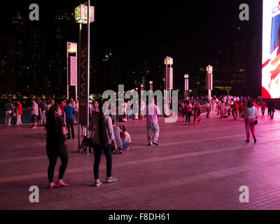 Bewohner und Touristen zu Fuß entlang des Boulevard der Dubai Mall, Dubai, Vereinigte Arabische Emirate. Stockfoto