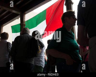 Touristen warten auf Tour bus Abholung unter Flagge der Vereinigten Arabischen Emirate in Dubai, VAE. Stockfoto